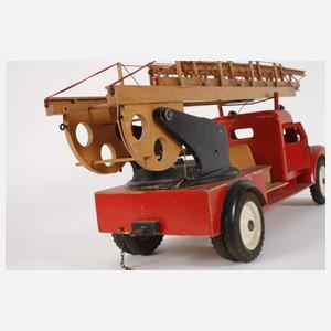 Hedo großer Feuerwehr-Leiterwagen und Zapfsäule