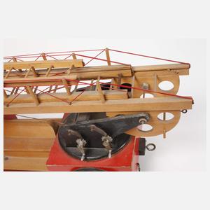 Hedo großer Feuerwehr-Leiterwagen und Zapfsäule