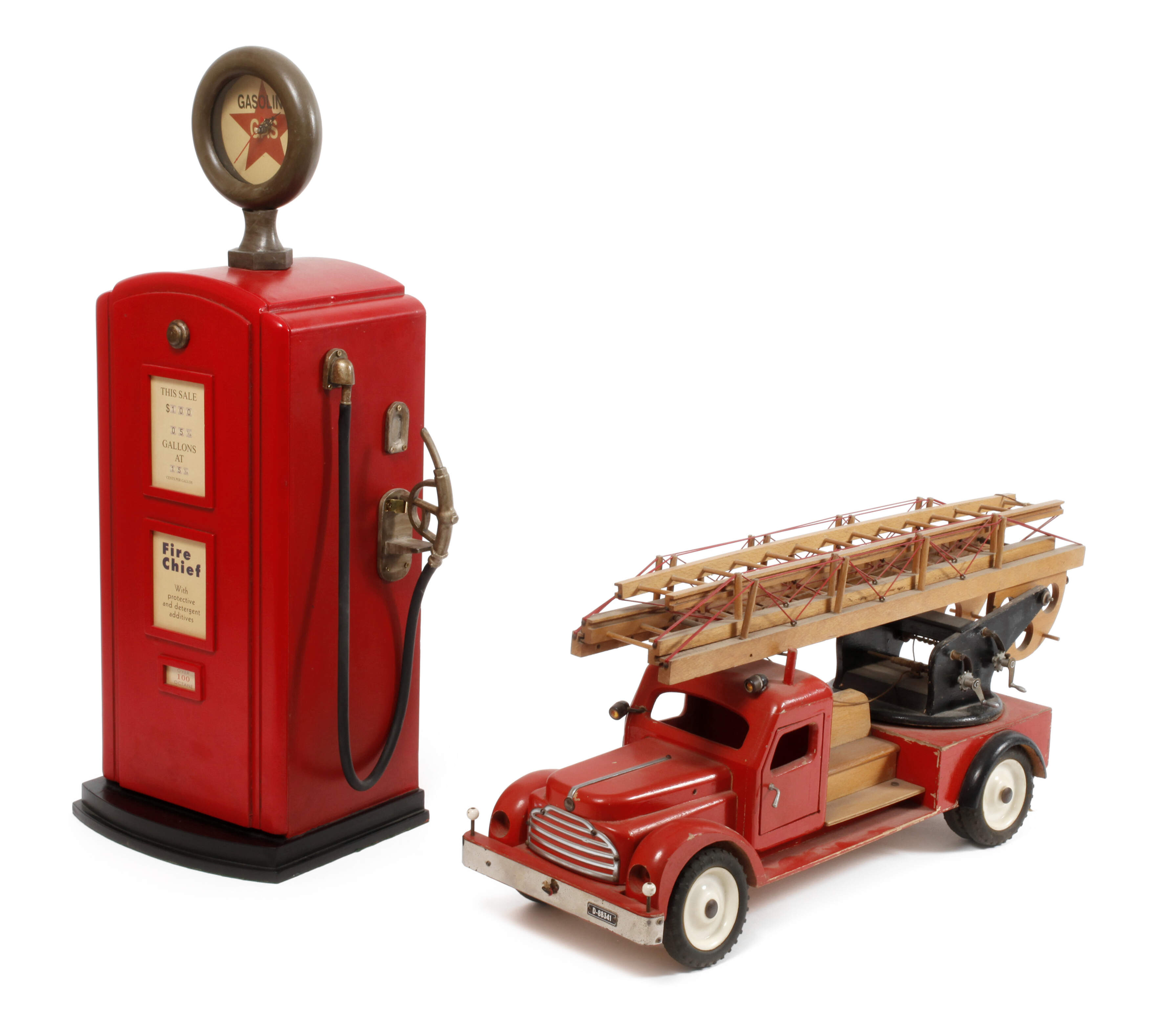 Hedo großer Feuerwehr-Leiterwagen und Zapfsäule