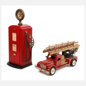 Hedo großer Feuerwehr-Leiterwagen und Zapfsäule