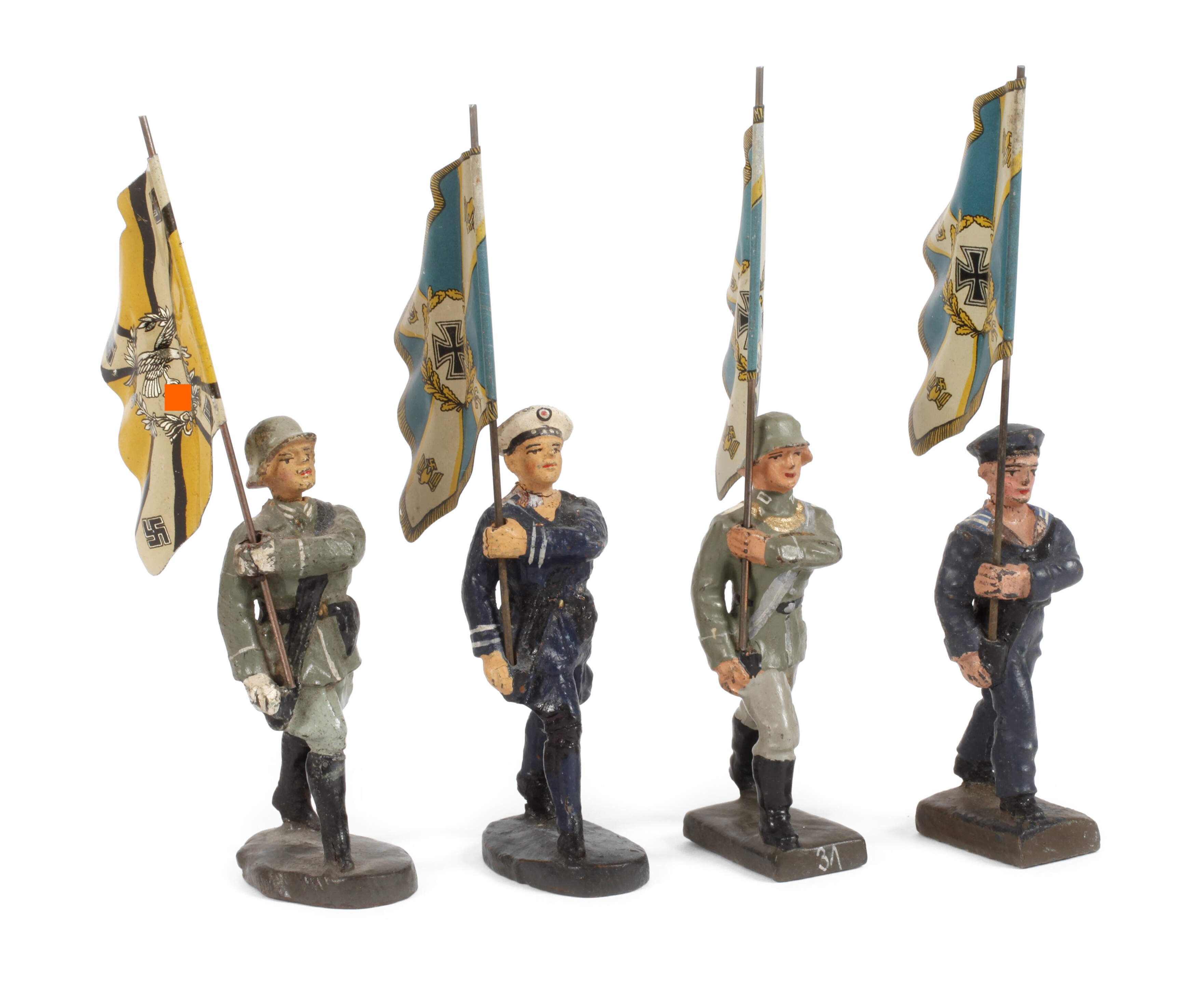 Vier Massesoldaten als Fahnenträger