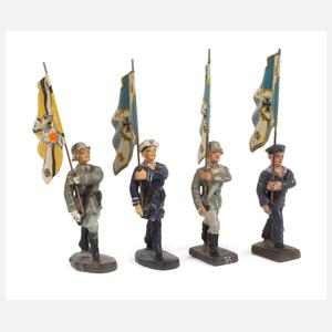 Vier Massesoldaten als Fahnenträger