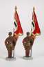 Paar Massefiguren als Fahnenträger
