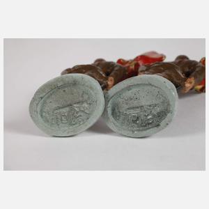 Paar Massefiguren als Fahnenträger