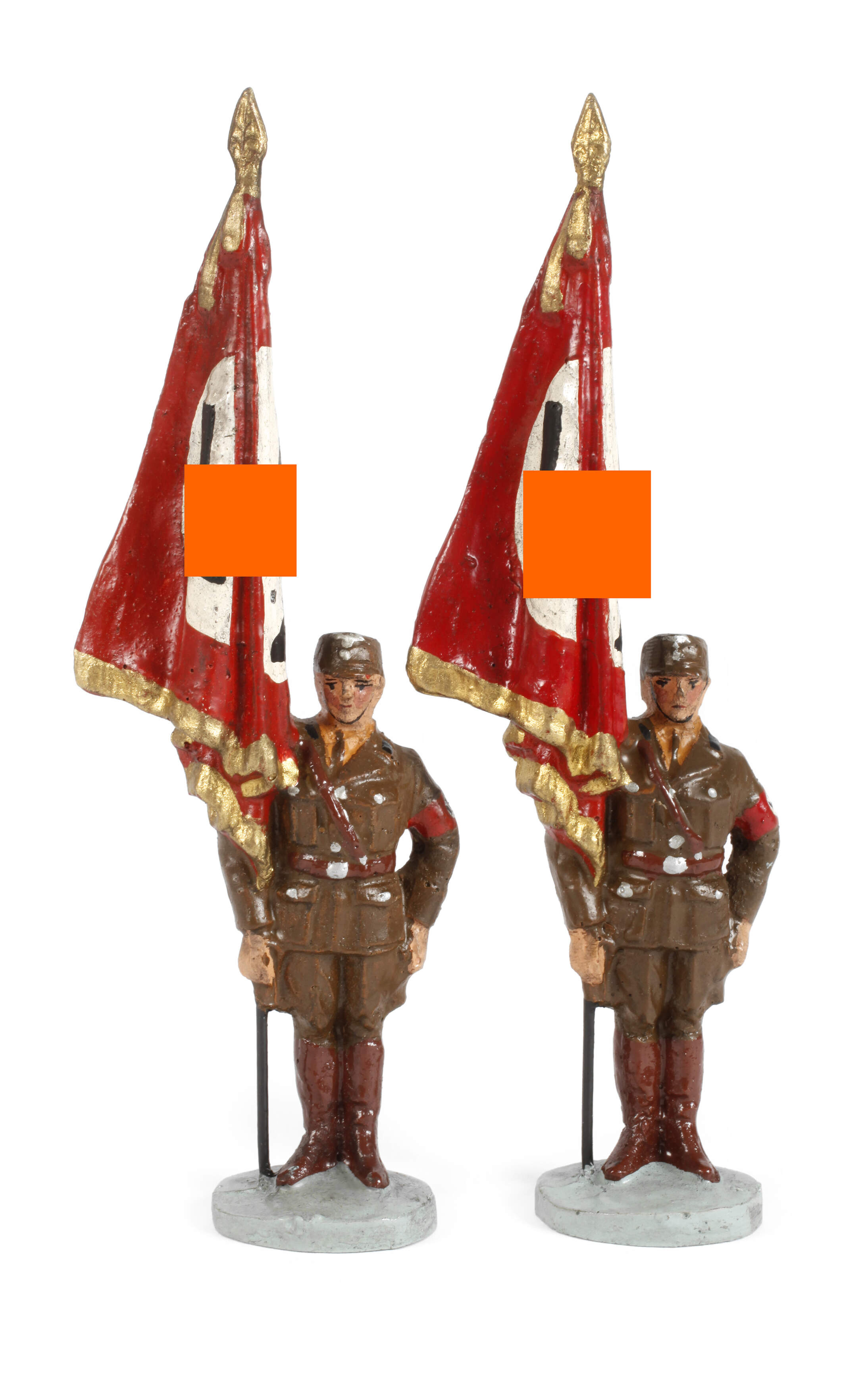 Paar Massefiguren als Fahnenträger
