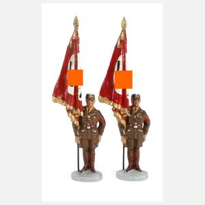 Paar Massefiguren als Fahnenträger