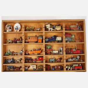 Sammlung Miniatur-Spielzeug im Setzkasten
