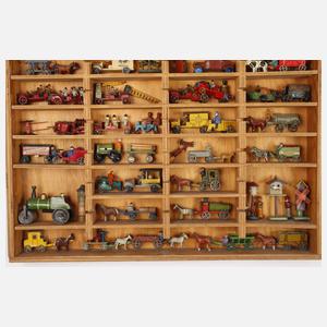 Sammlung Miniatur-Spielzeug im Setzkasten