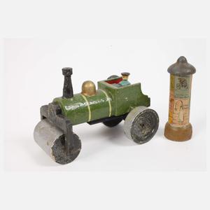 Sammlung Miniatur-Spielzeug im Setzkasten