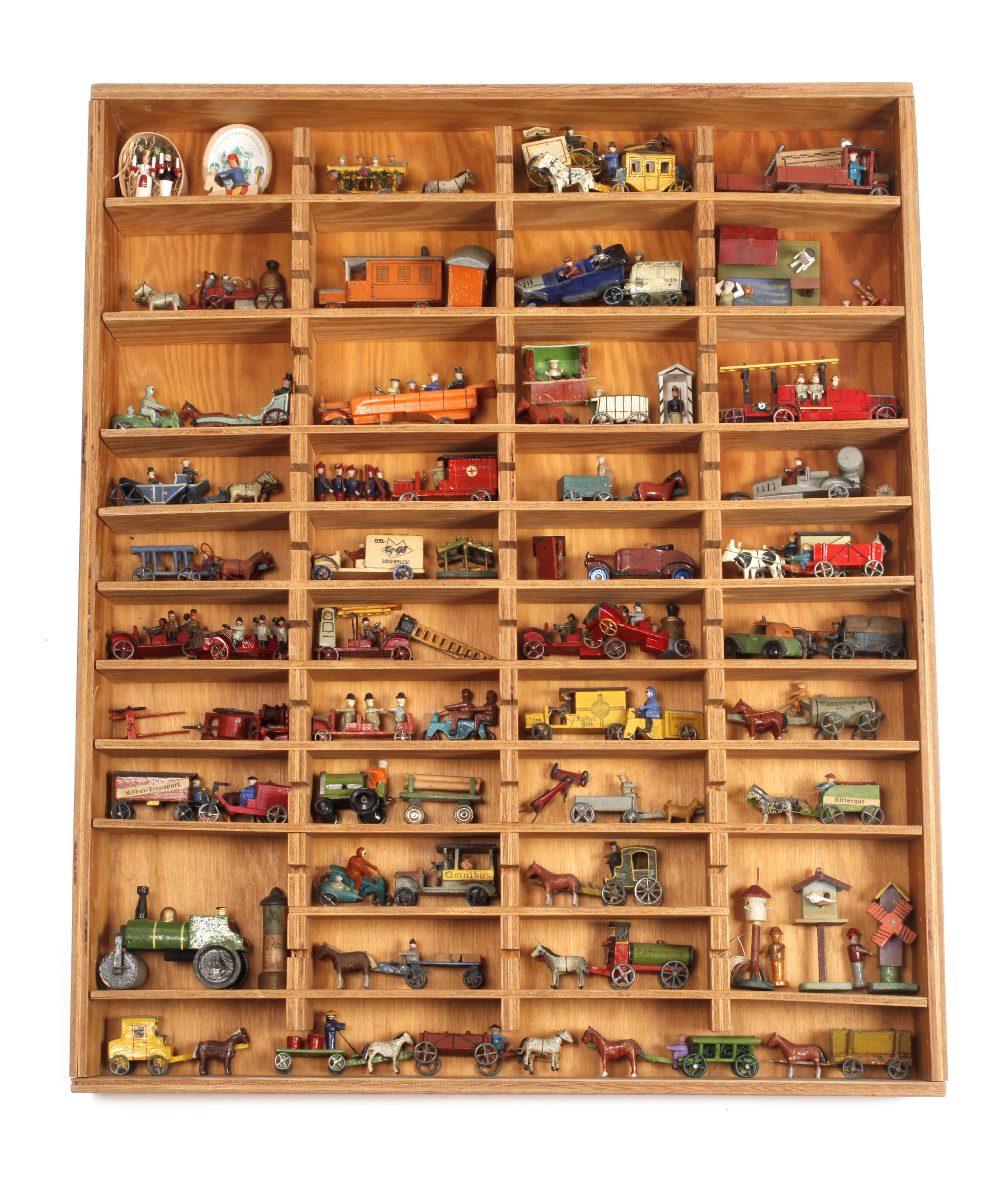 Sammlung Miniatur-Spielzeug im Setzkasten