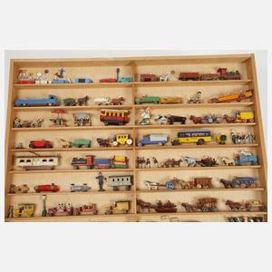 Sammlung Miniatur-Spielzeug im Setzkasten