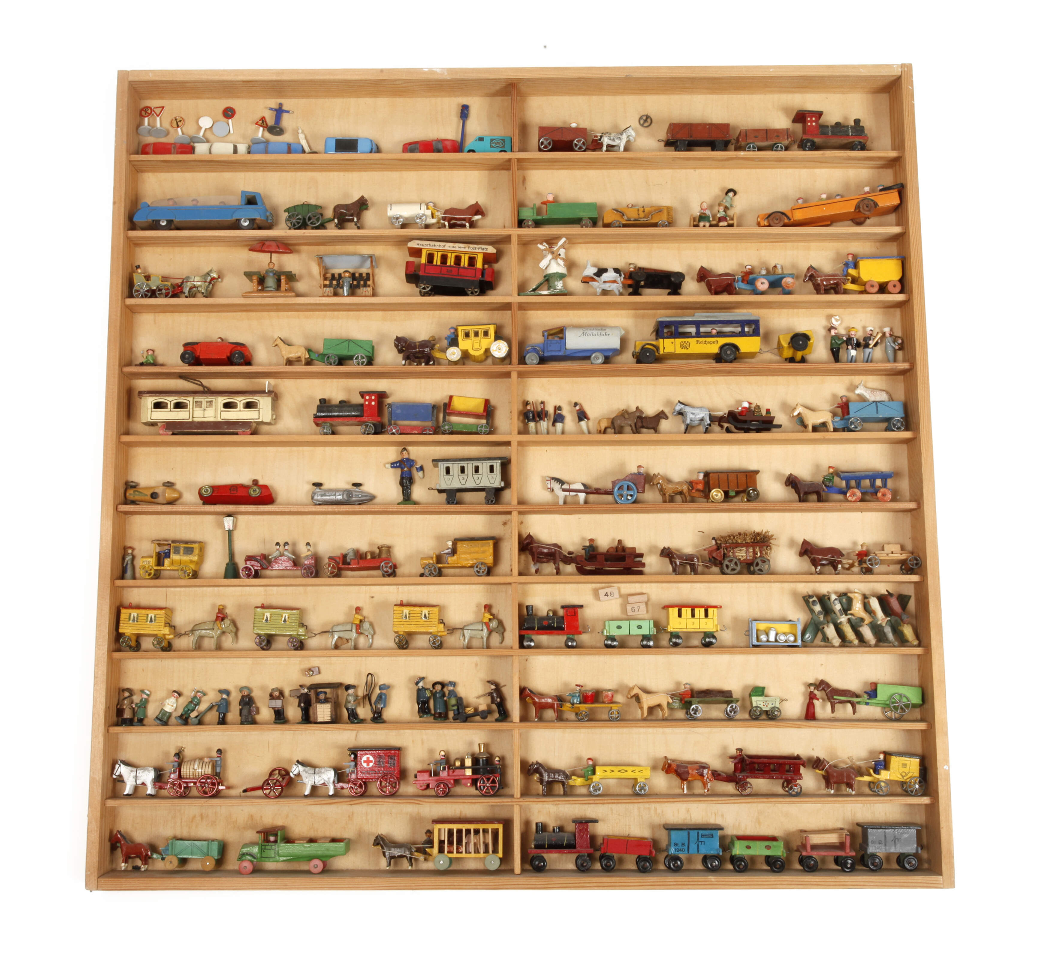 Sammlung Miniatur-Spielzeug im Setzkasten