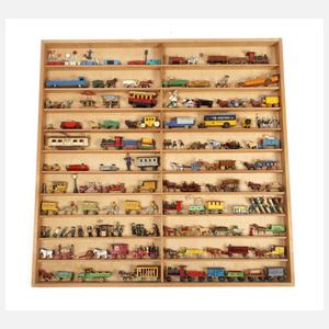 Sammlung Miniatur-Spielzeug im Setzkasten