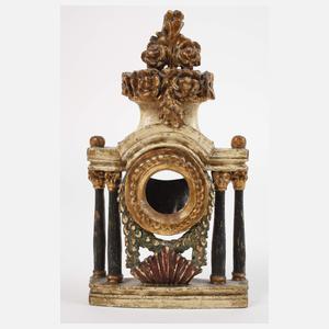 Drei geschnitzte Uhrenständer