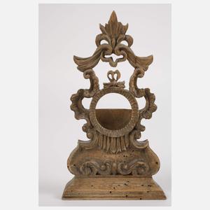 Drei geschnitzte Uhrenständer