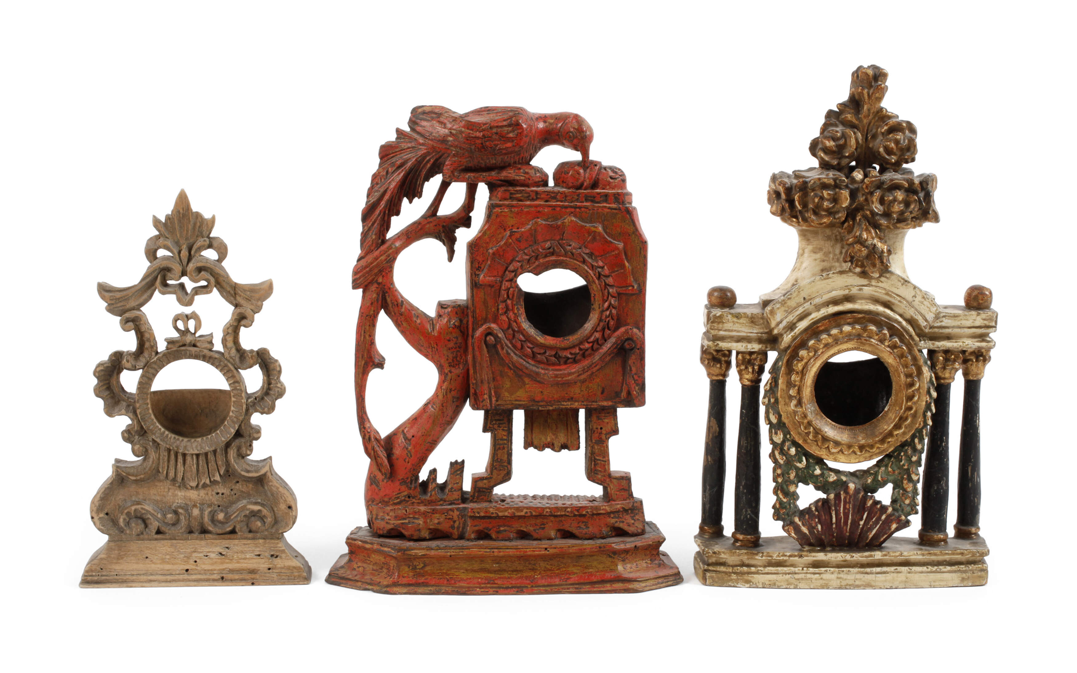 Drei geschnitzte Uhrenständer