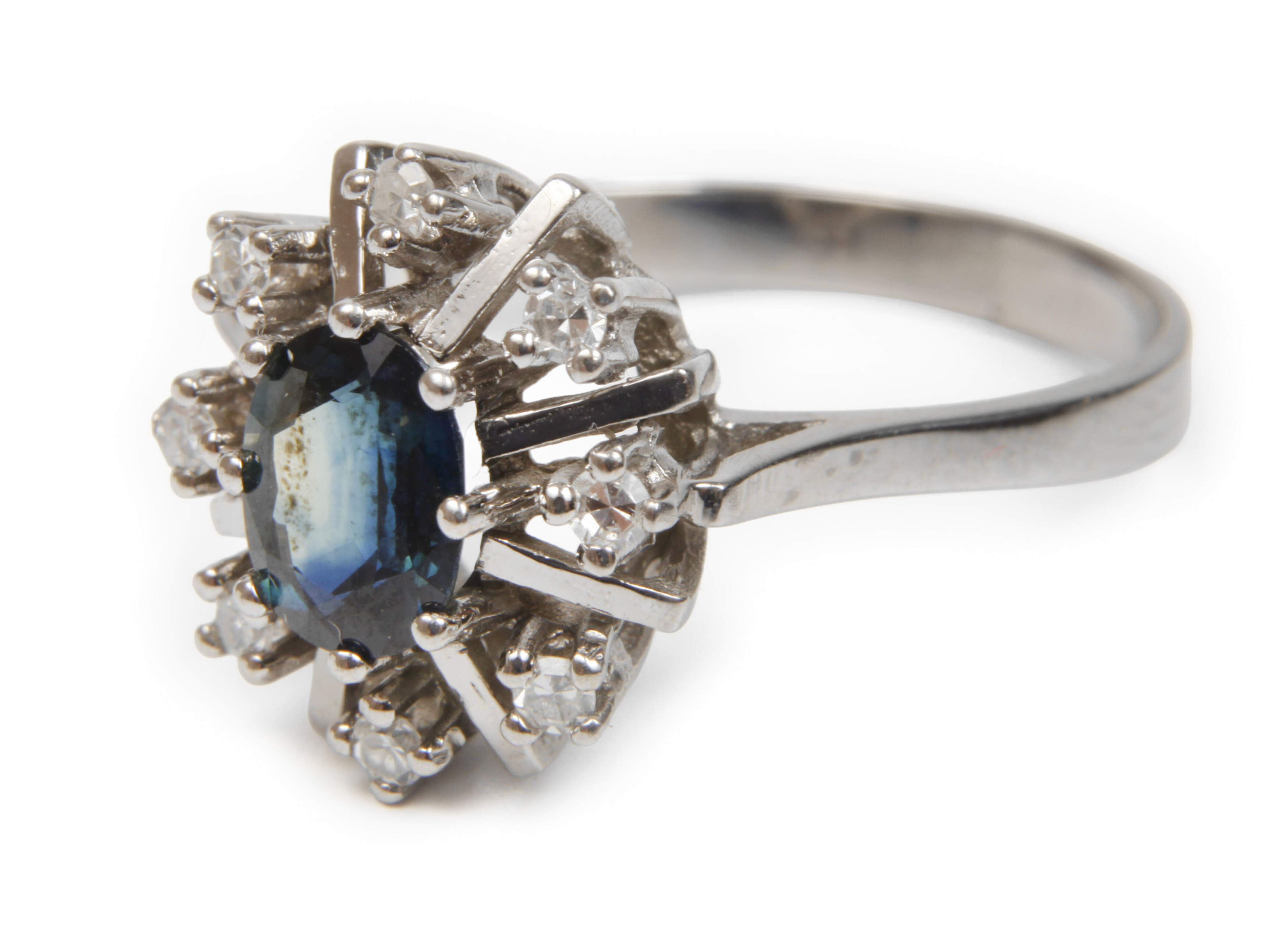 Damenring mit Saphir und Diamanten