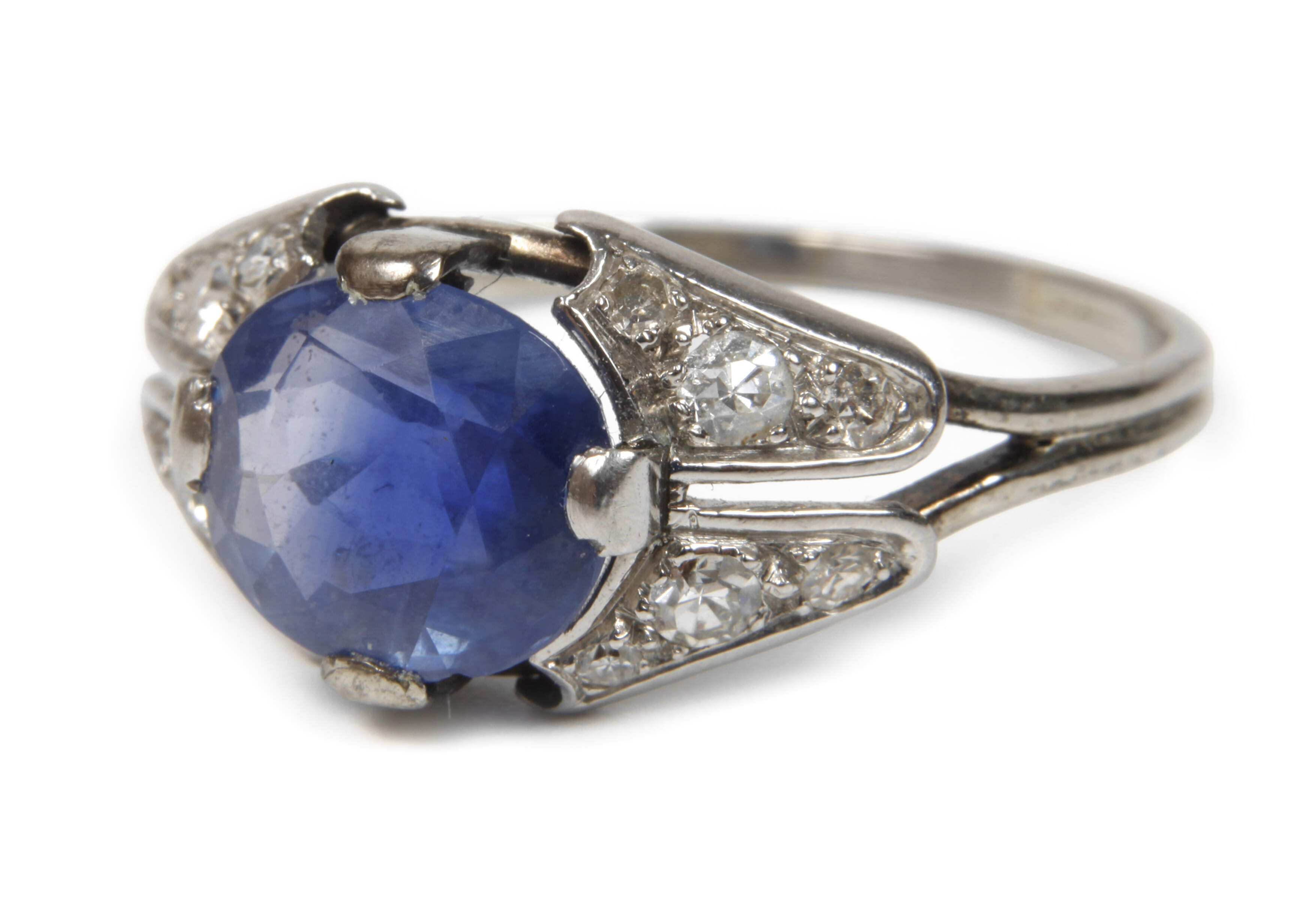 Damenring mit facettiertem Saphir