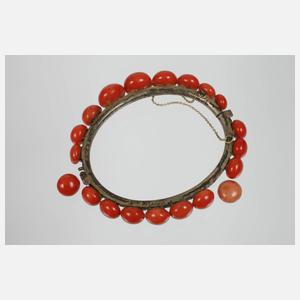 Ein Armreif mit Korallen