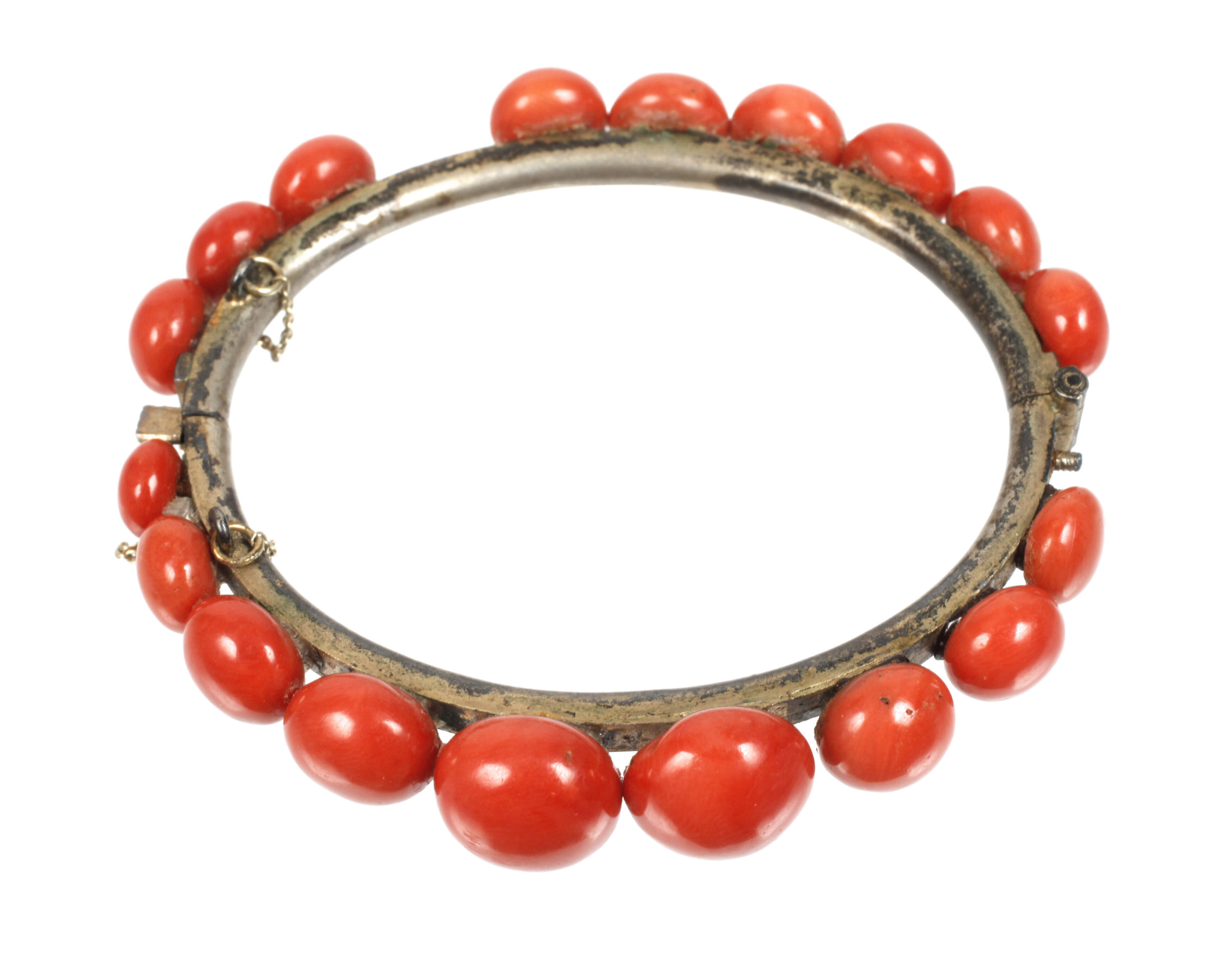 Ein Armreif mit Korallen