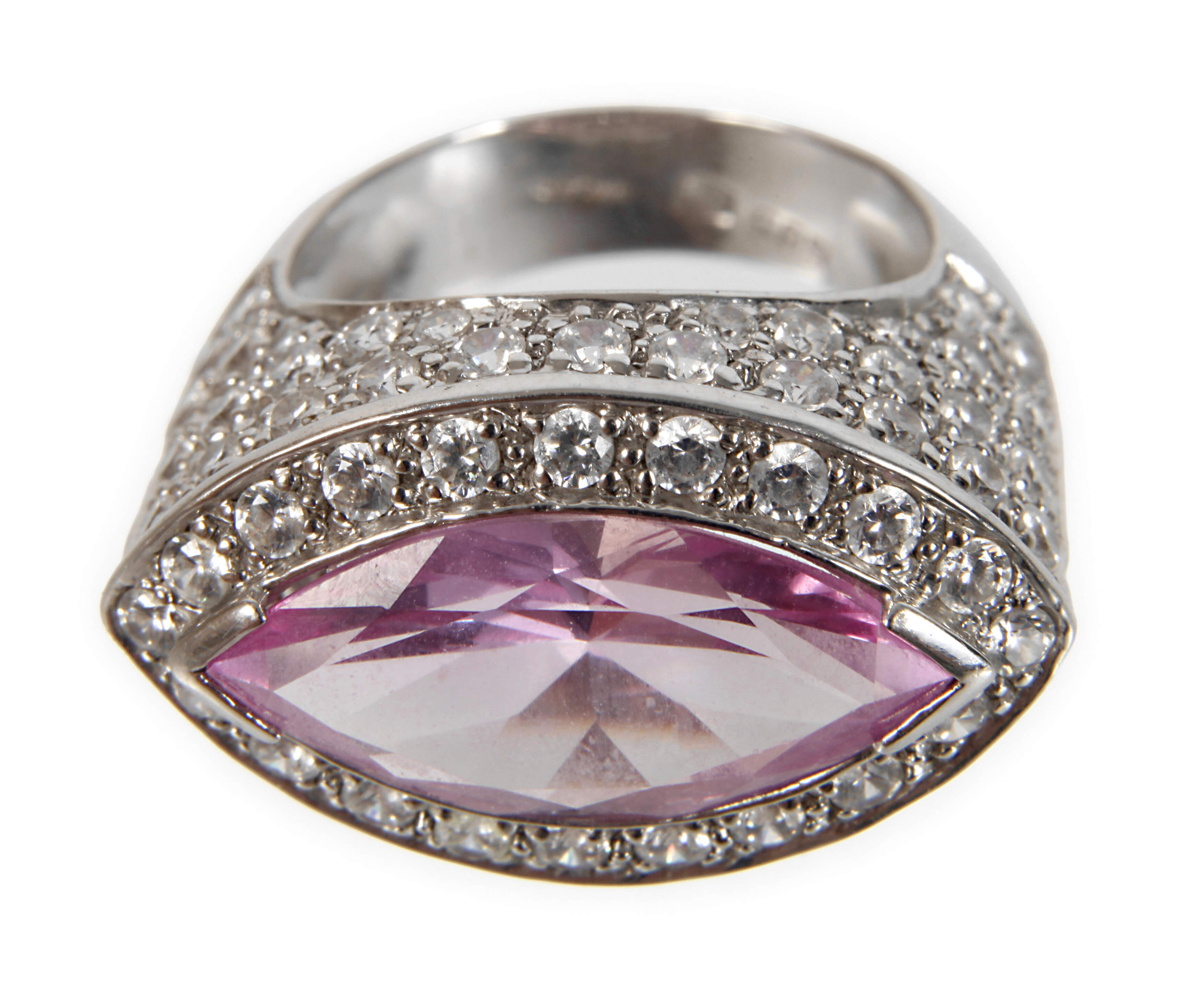 Prächtiger Ring mit Brillanten und Spinell