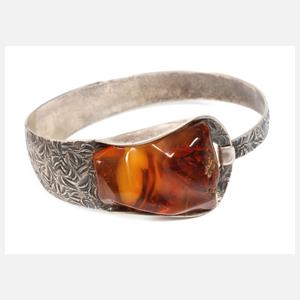 Helmut von Kleist, Armreif mit Bernstein