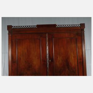 Klassizistischer Aufsatzschrank