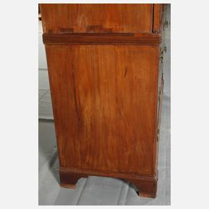 Klassizistischer Aufsatzschrank