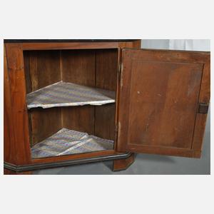 Klassizistischer Eckschrank
