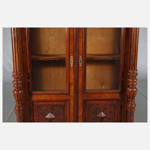 Säulenvitrine Historismus