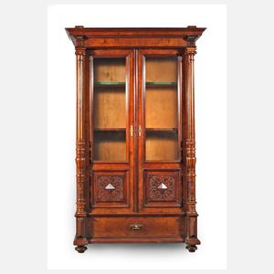 Säulenvitrine Historismus