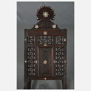 Maurischer Schaukelstuhl und Blumentisch