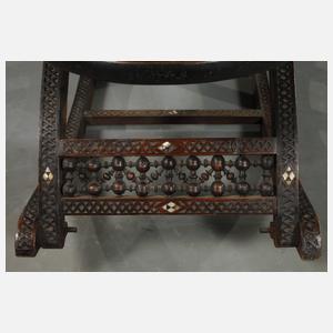 Maurischer Schaukelstuhl und Blumentisch