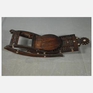 Maurischer Schaukelstuhl und Blumentisch