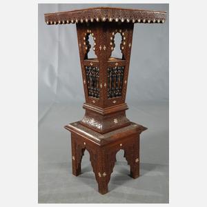 Maurischer Schaukelstuhl und Blumentisch