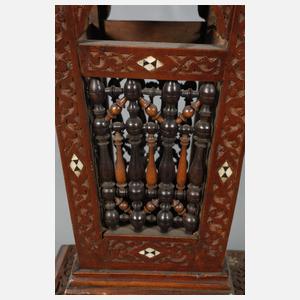 Maurischer Schaukelstuhl und Blumentisch