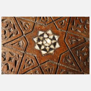 Maurischer Schaukelstuhl und Blumentisch