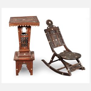 Maurischer Schaukelstuhl und Blumentisch