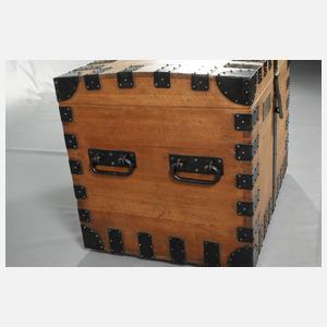 Transportkiste für ein Silberservice