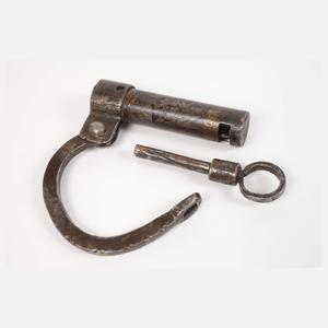 Zwei Bügelschlösser und Handschellen