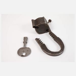 Zwei Bügelschlösser und Handschellen