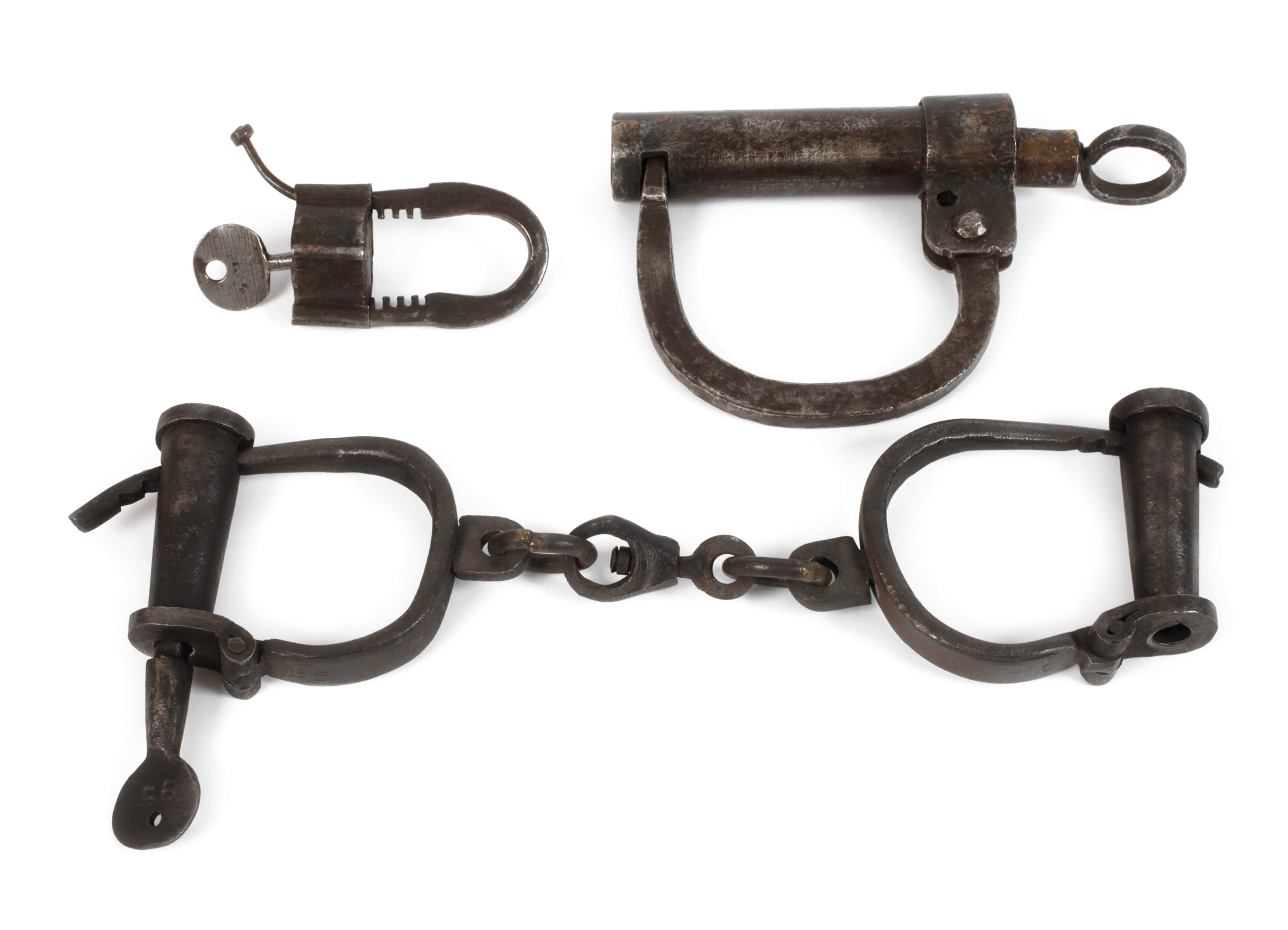 Zwei Bügelschlösser und Handschellen