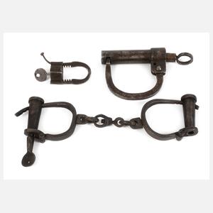 Zwei Bügelschlösser und Handschellen