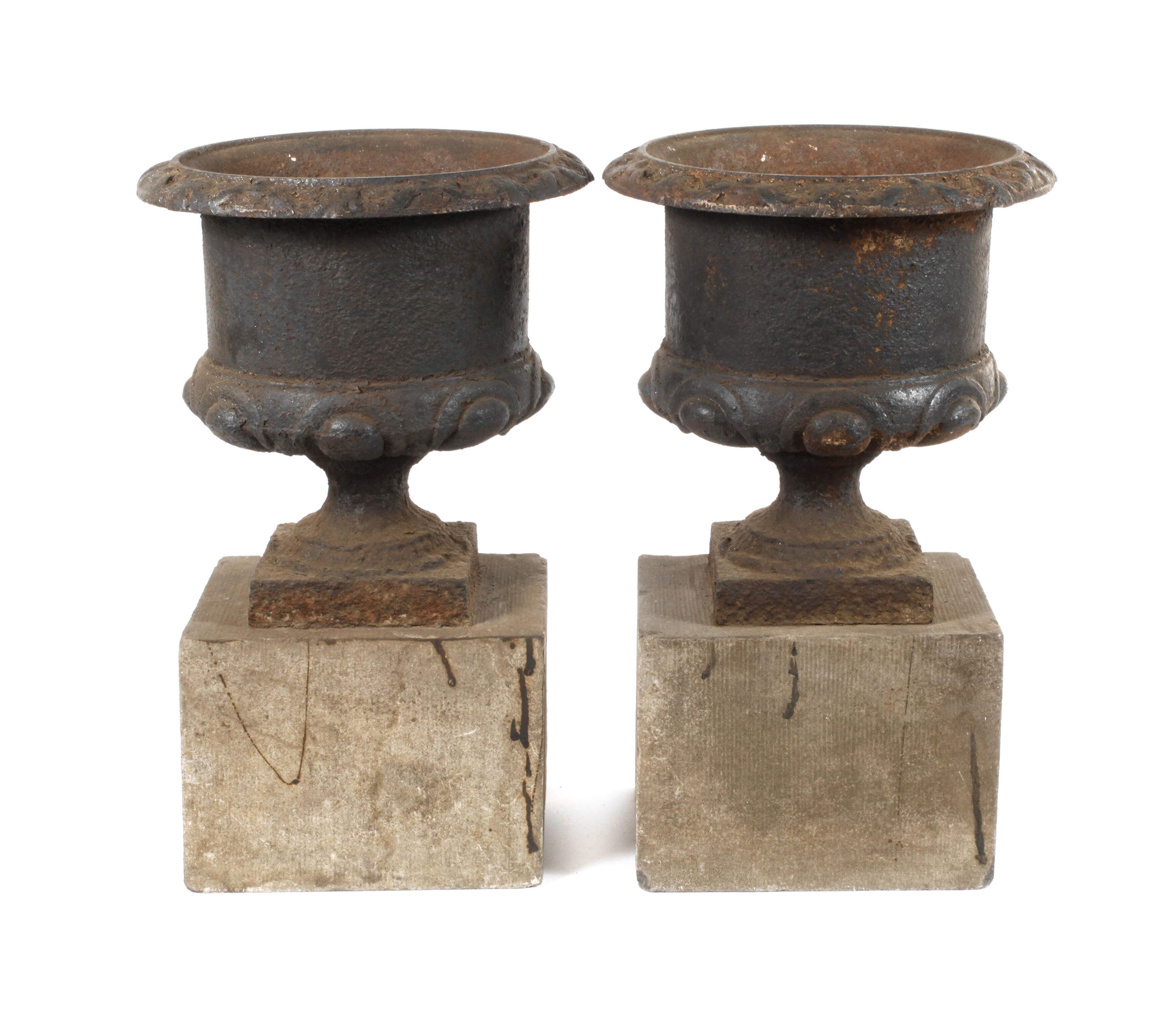 Paar Gartenamphoren mit Sandsteinsockel