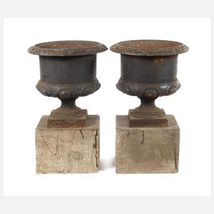 Paar Gartenamphoren mit Sandsteinsockel