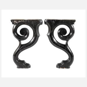 Paar Füße einer Wandkonsole