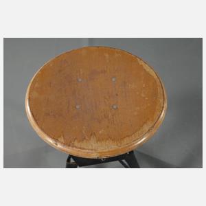 Zehn drehbare Arbeitshocker