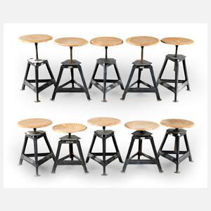 Zehn drehbare Arbeitshocker