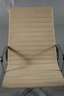 Charles & Ray Eames Sessel EA112