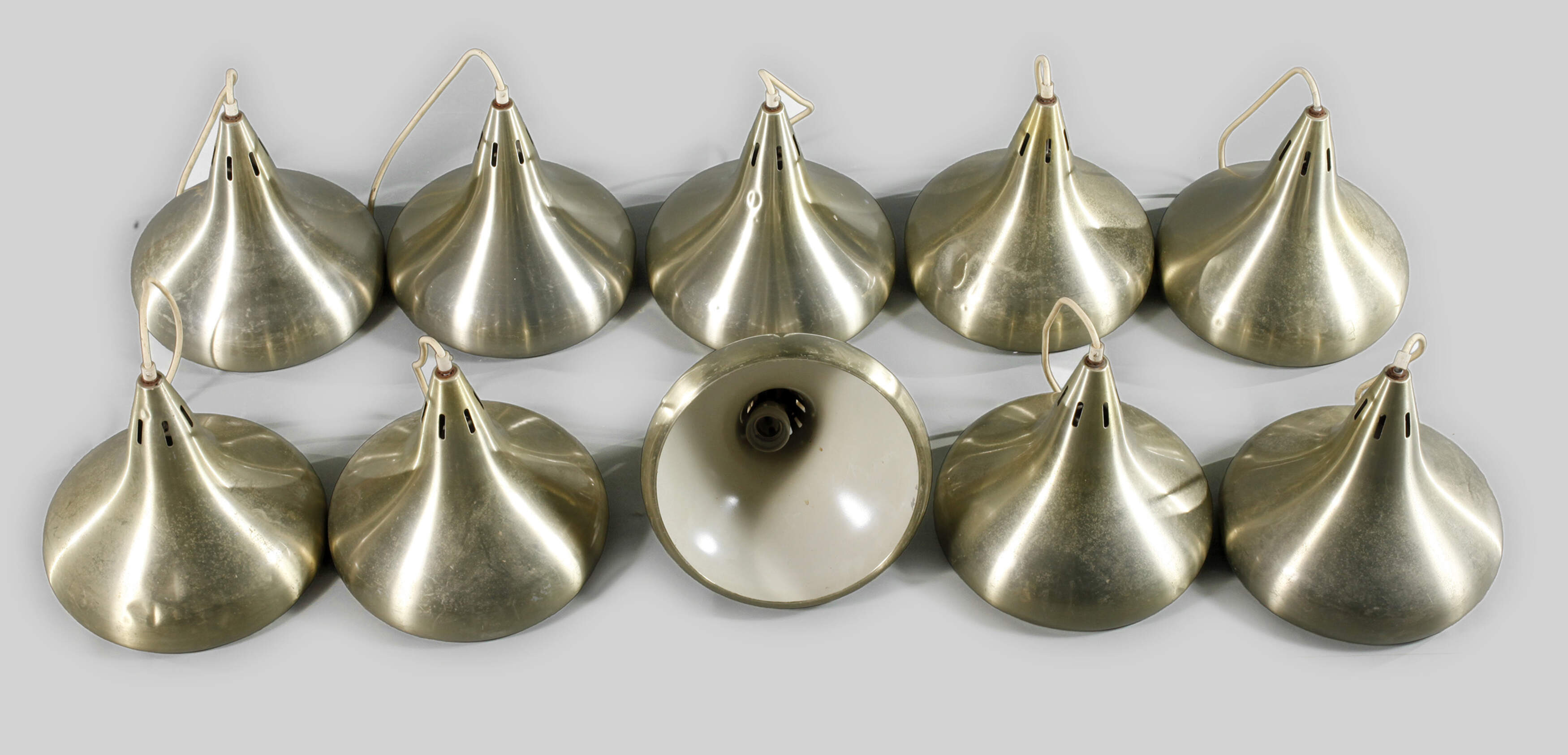Zehn Hängelampen